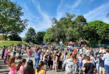 Begrüßung bei Bewegung im Park