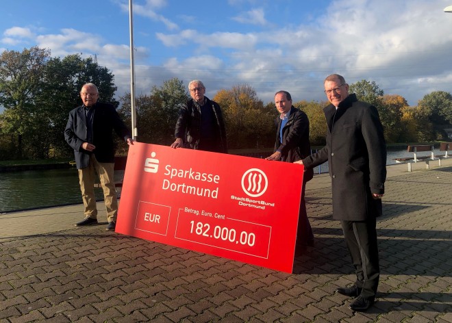 Spendenübergabe Sparkasse 26-10-2020 Bild Grasediek