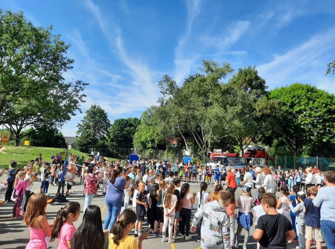 Begrüßung bei Bewegung im Park